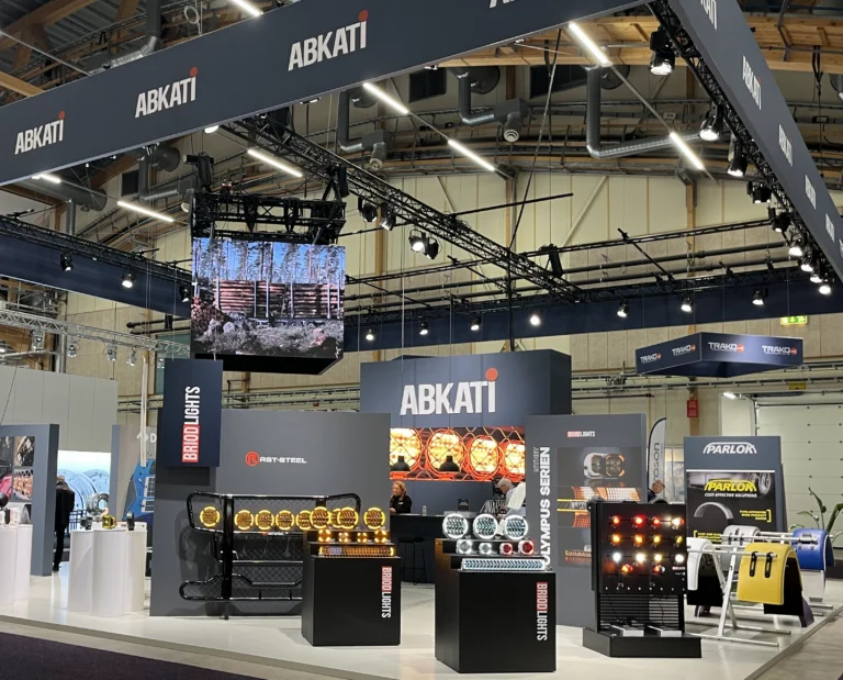 Abkatis mässmonter med trossportal och podier för fordonsbelysning, byggd av Wilzéns Expo