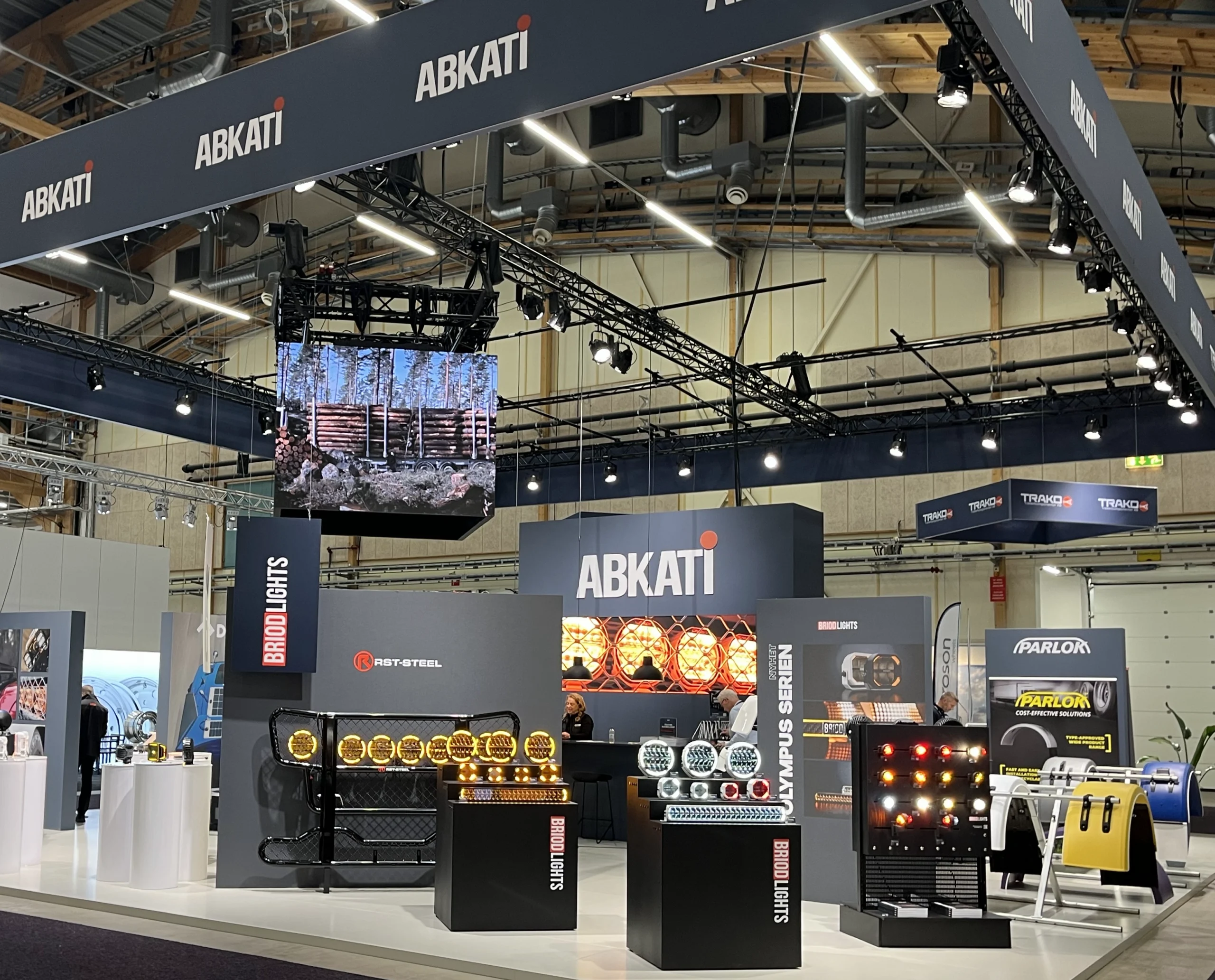 Abkatis mässmonter med trossportal och podier för fordonsbelysning, byggd av Wilzéns Expo