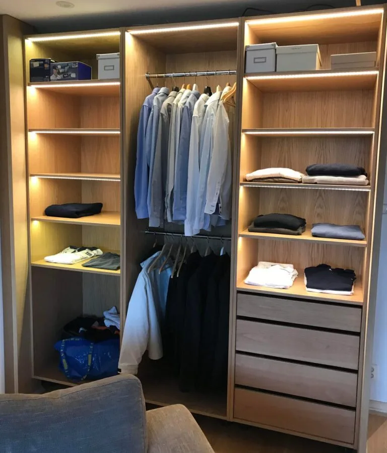 Platsbyggd garderob med LED-belysning, hyllor och stänger