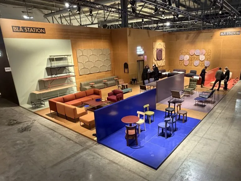 Blå Stations möbelmonter på Salone del Mobile i Milano med korkväggar och blå golvyta, byggd av Wilzéns Expo