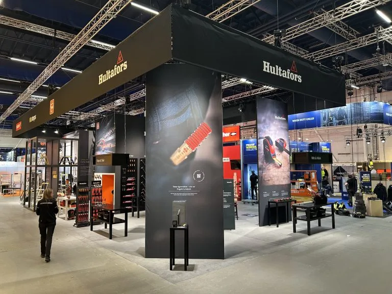 Hultafors mässmonter med portal och svarta produktpelare, byggd av Wilzéns Expo