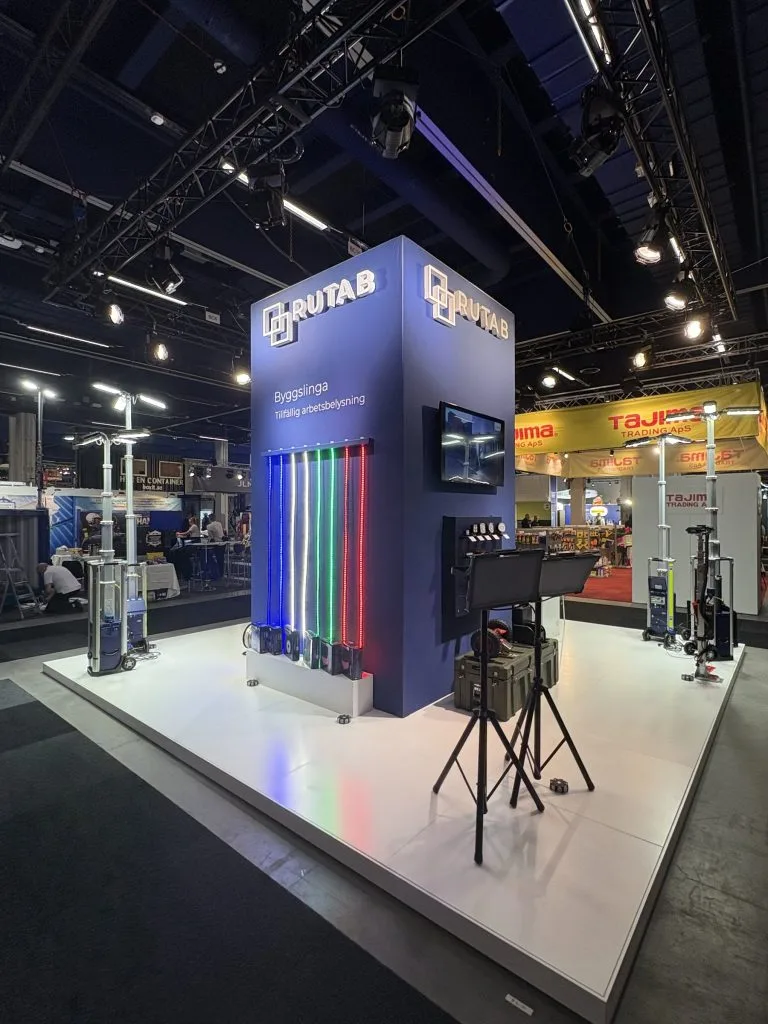 Rutab mässmonter med färgad LED-belysning och demoskärm, byggd av Wilzéns Expo