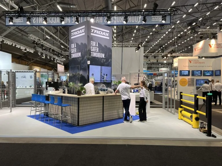 Troax mässmonter med uppbyggda säkerhetsgrindar och mötesyta, byggd av Wilzéns Expo