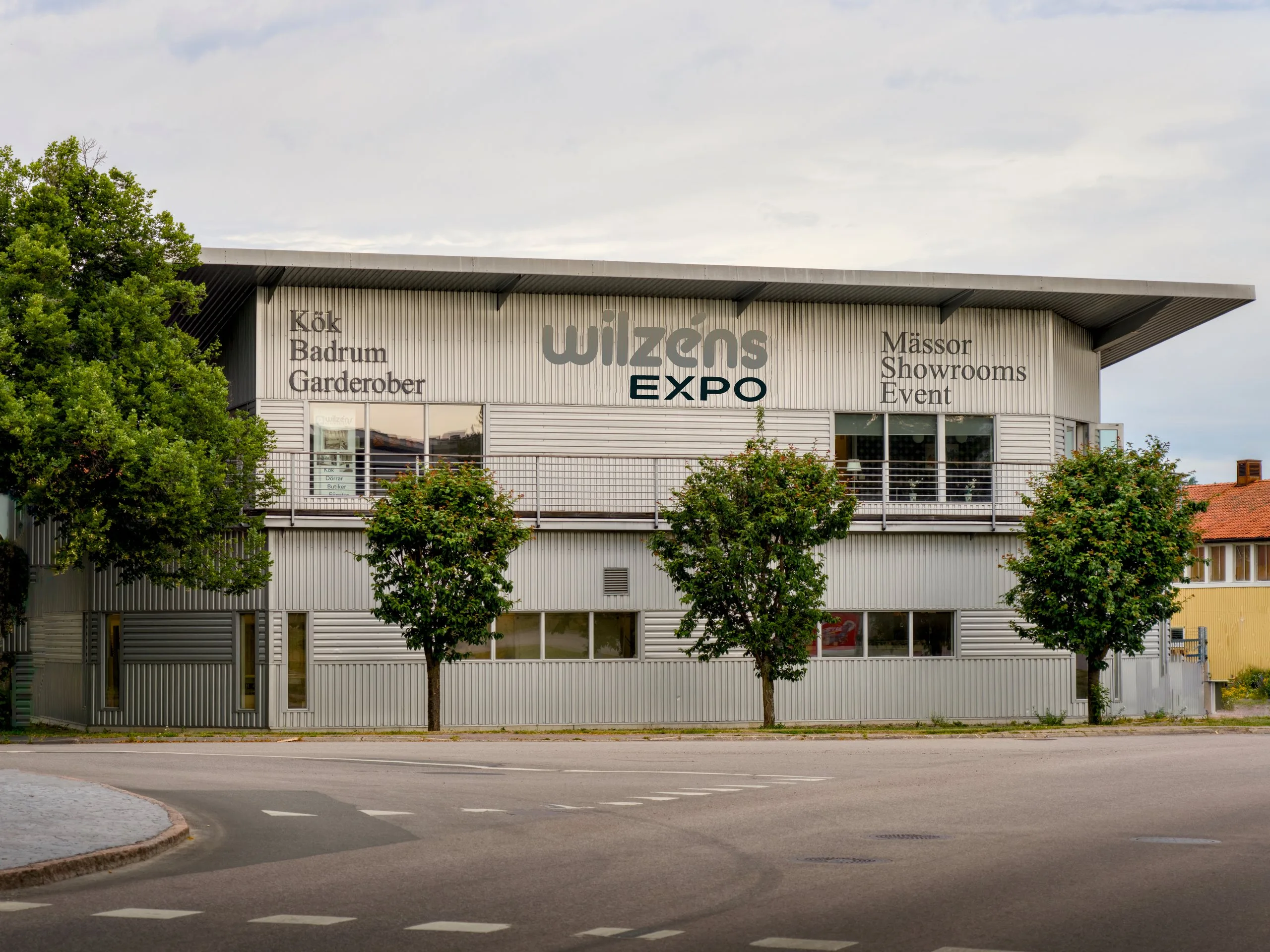 Wilzéns Expo – the facade with the signs Kök, Badrum, Garderober and Mässor, Showrooms, Event in Tranås